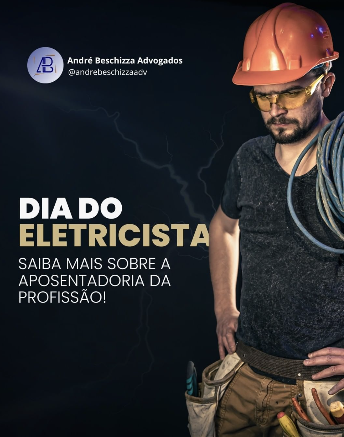 um eletricista com capacete e cabos enrolados nos braços analisando o trabalho