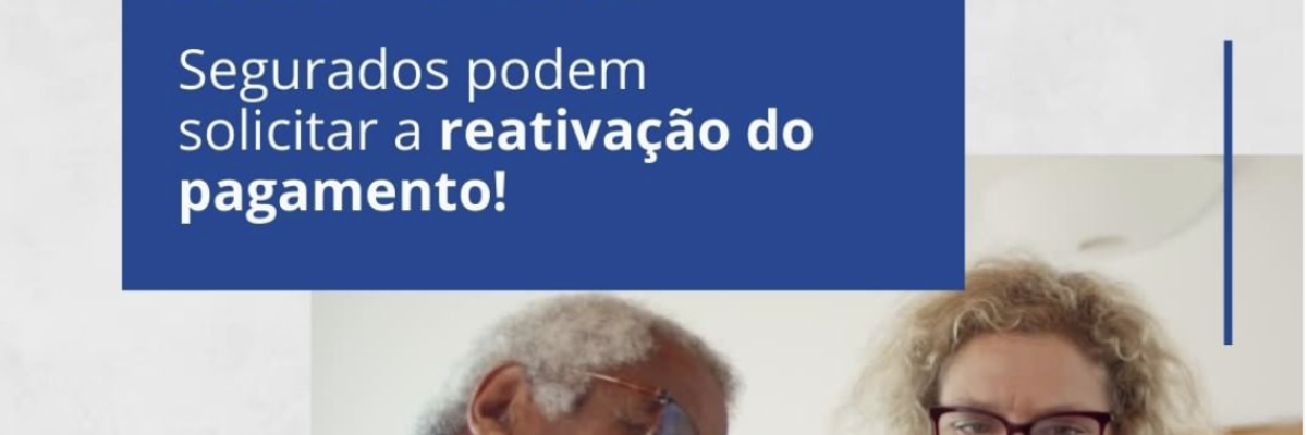 Um idoso e uma idosa lendo a postagem no celular de como reativar o BPC/LOAS