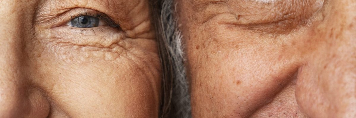 casal-senior-sorridente-de-vista-frontal