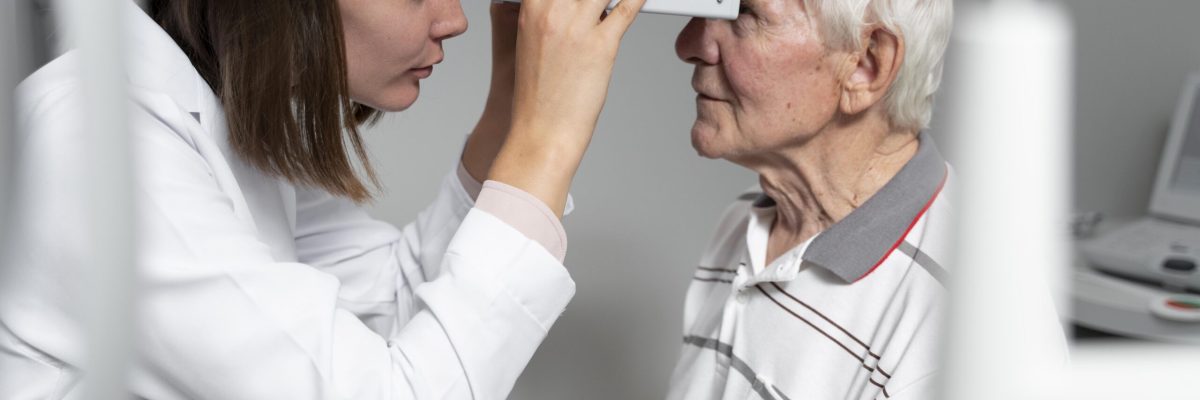 homem-fazendo-exame-de-vista homem-fazendo-exame-de-vista