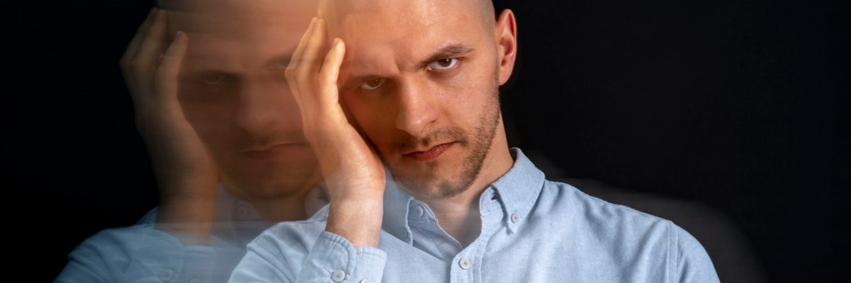 retrato-de-homem-que-sofre-de-esquizofrenia (1)