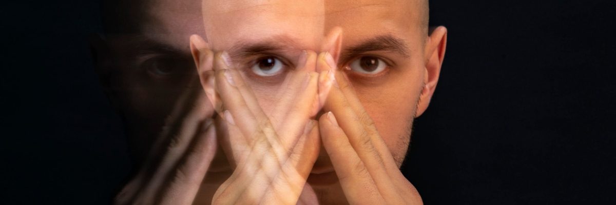 retrato-de-homem-que-sofre-de-esquizofrenia