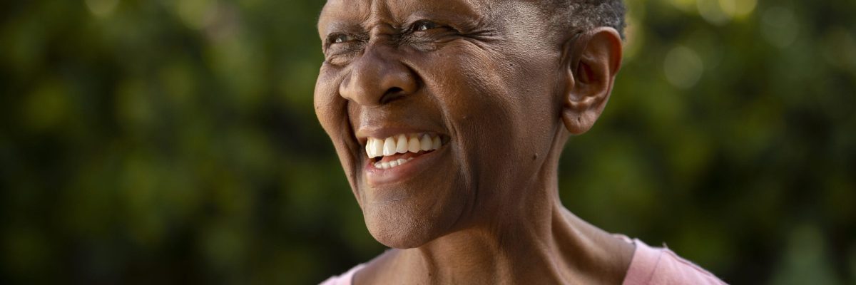 vista-lateral-mulher-sorridente-ao-ar-livre